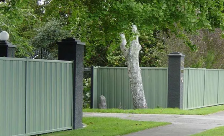 pagar rumah mewah warna hijau tosca
