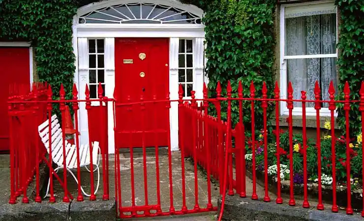 pagar rumah mewah warna merah